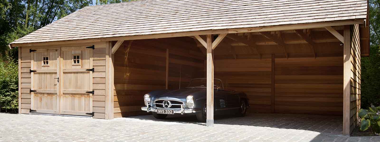 

Large carport avec abri de jardin Luxeline Classic intégré.